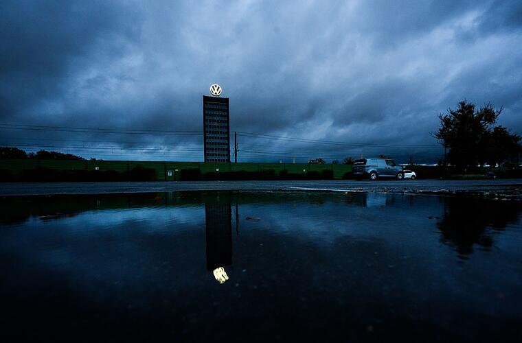 Gewinn bei VW 2025 um knapp die Hälfte eingebrochen
