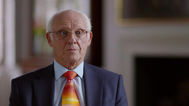 Dickie Arbiter war jahrelang Pressesprecher von Queen Elizabeth II. Er koordinierte auch den Medienaufmarsch, als der Leichnam von Prinzessin Diana 1997 von Paris nach London &uuml;berf&uuml;hrt wurde.