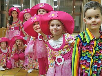 Freuen sich schon auf den bevorstehenden Fasching: Die zehn "Dancing Kids". Foto: Doris Bauer