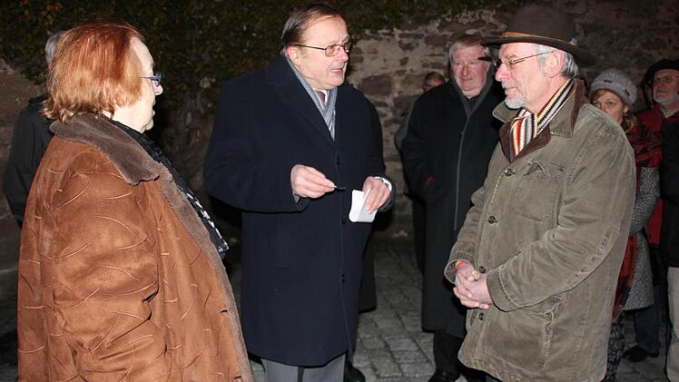 Brunhilde Lorenz (links) und der Präsident des Lions Clubs Kronach, Hans Hablitzel (Mitte), im Gespräch mit Alain Coudé aus Hennebont. Worüber? Charles de Gaulle natürlich. Schließlich war eine Gedenktafel an ihn Anlass der Veranstaltung. Fotos: Veronika Schadeck