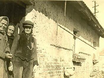 ie Fotos zeigen die Tageslöhner, die in Niederschlesien gearbeitet haben und später vertrieben worden sind. Repros: Malbrich