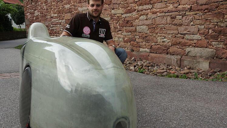 Daniel Fenn mit seinem Velomobil Foto: Arkadius Guzy