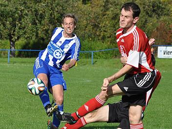 Spielertrainer Johannes Frank (blau) zieht an der Strafraumgrenze ab.