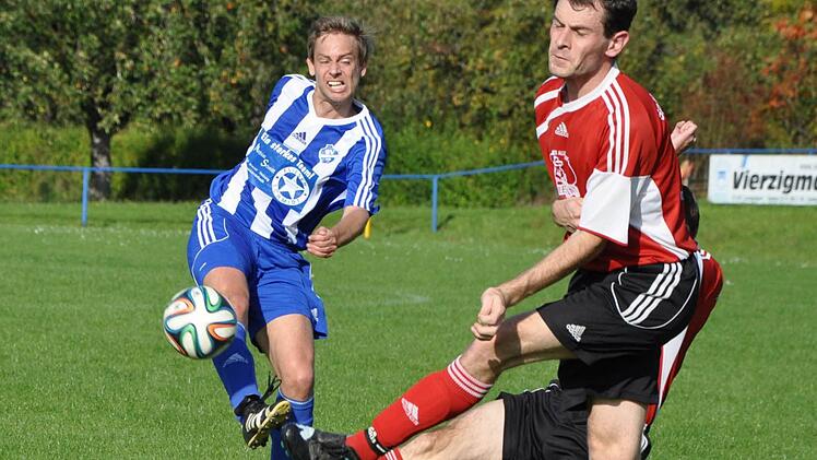 Spielertrainer Johannes Frank (blau) zieht an der Strafraumgrenze ab.