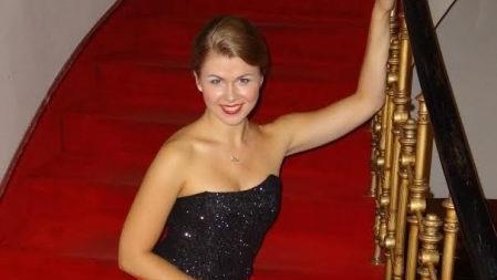 Lucie Kankova tritt neben Iva Simon auf.