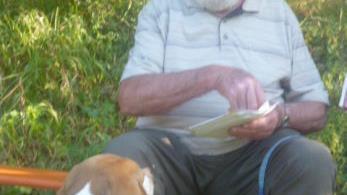 Am liebsten draußen: Viktor Denner dem Hund Fotos: P. Bauernschubert