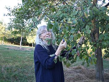 Monika Gra&szlig; aus Marktschorgast freut sich &uuml;ber die Ernte aus ihrem Biotop.Foto: Stefanie Gleixner