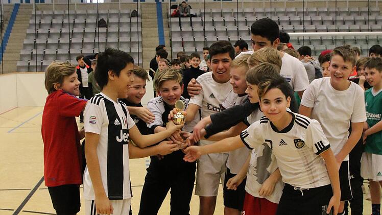 Die Mannschaft der Rückert-Schule wurde Sieger in Gruppe der 5 und 6. Klassen. Voller Stolz strecken sie ihren Pokal in die Luft