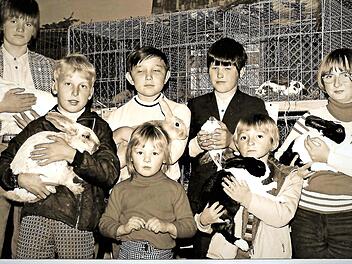 Die Reitscher Züchterjugend im Jahre 1972 mit ihren erfolgreichen Preisträgern.  Foto: Gerd Fleischmann/Archiv