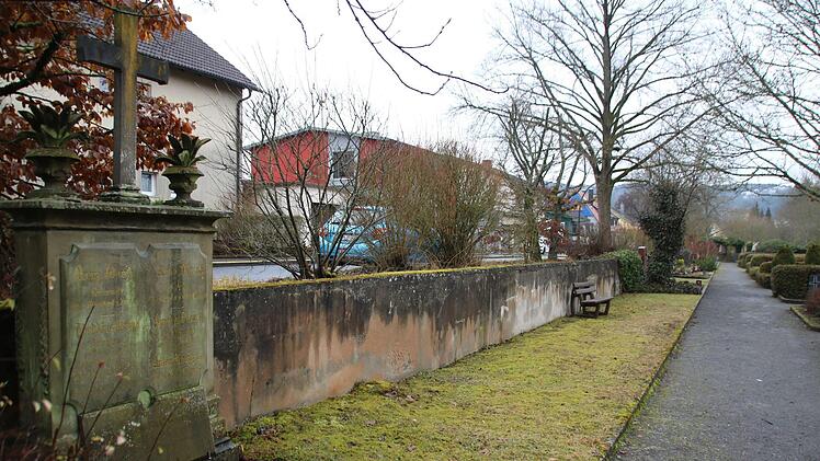 Direkt an der Außenmauer wäre eine Möglichkeit, ein neues Urnenfeld zu errichten. Foto: Thomas Malz
