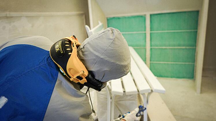 Frisch lackiert werden die Bänke. Foto: Bayerische Staatsbad GmbH