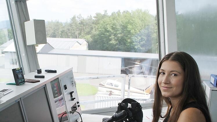 Valentina Kranz ist erst 22 Jahre alt - und sie managt den Flugverkehr auf dem Verkehrslandeplatz Kulmbach.