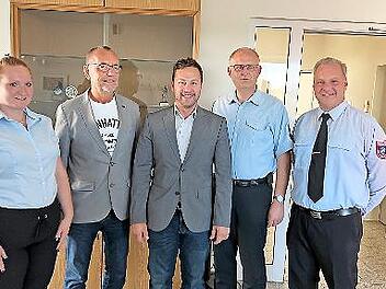 Die Zweite Vorsitzende Katharina Heublein freute sich mit J&uuml;rgen Kohmann, dem neuen Vorsitzenden Mario Sch&ouml;nwald, Siegfried Hammrich und Kommandant Stefan Liebl (v.l.).