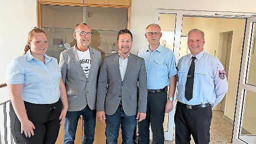 Die Zweite Vorsitzende Katharina Heublein freute sich mit J&uuml;rgen Kohmann, dem neuen Vorsitzenden Mario Sch&ouml;nwald, Siegfried Hammrich und Kommandant Stefan Liebl (v.l.).