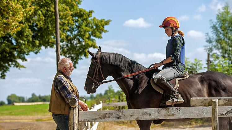 Bis zum Rennen wartet auf Jana (Lena Klenke) und Paul (Dieter Hallervorden) noch jede Menge Arbeit.