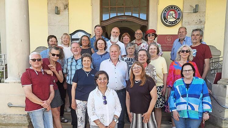 Zum Gruppenbild stellte sich der Abiturjahrgang 1976 des Franz-Miltenberger Gymnasiums nach 50 Jahren vor dem Haus L&ouml;we (Royal Curry) auf.