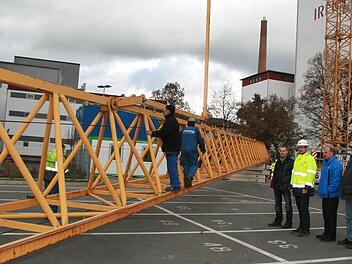 Der Kran für die Ireks-Großbaustelle blieb am Freitag am Boden. Der Wind war für die Aufstellung zu stark. Fotos: Sonja Adam