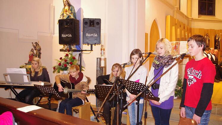 Die junge Kirchenband  (von links): Annalena Schneider (Keyboard), Carina Lehnhardt, Julia Barnickel (Gitarre), Luisa Bülling, Ronja Schneider und Stefan Montag (Gesang) sang "Gott ist nah" sowie "Leise rieselt der Schnee" mit viel Gefühl.