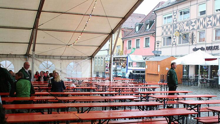 Nur wenige ließen sich am Sonntagnachmittag nicht durch den Regen abhalten. Im Hintergrund der umstrittene Pizza-Wagen. Foto: Evi Seeger