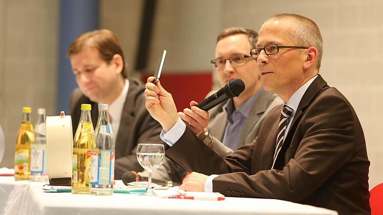 Schulenburg bringt sein Handy mit der Energiewende in Verbindung.