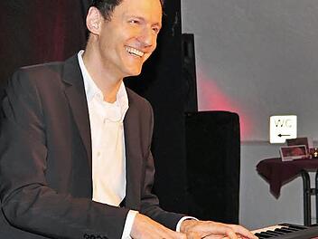 Konstantin Schmidt präsentierte bei seinem Konzert in Haßfurt Lieder von Georg Kreisler.  Foto: Ulrike Langer