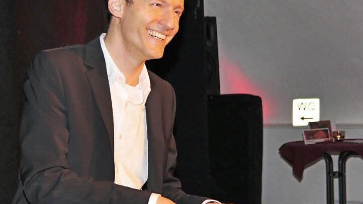 Konstantin Schmidt präsentierte bei seinem Konzert in Haßfurt Lieder von Georg Kreisler.  Foto: Ulrike Langer