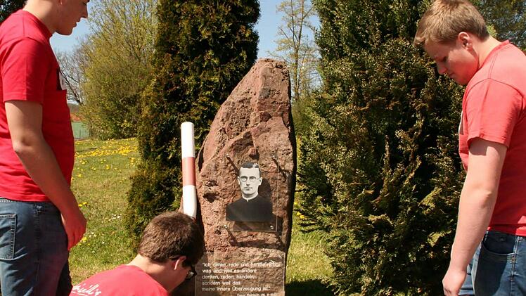 Mitglieder der Schönstatt-Jugend am Gedenkstein für Pater Reinisch im früheren Bad Kissinger Kasernengelände. Foto: Werne Vogel