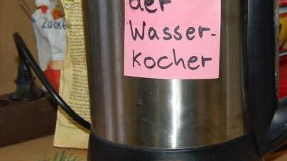 Der Wasserkocher hat natürlich auch ein Schild. Foto: Helke Renner