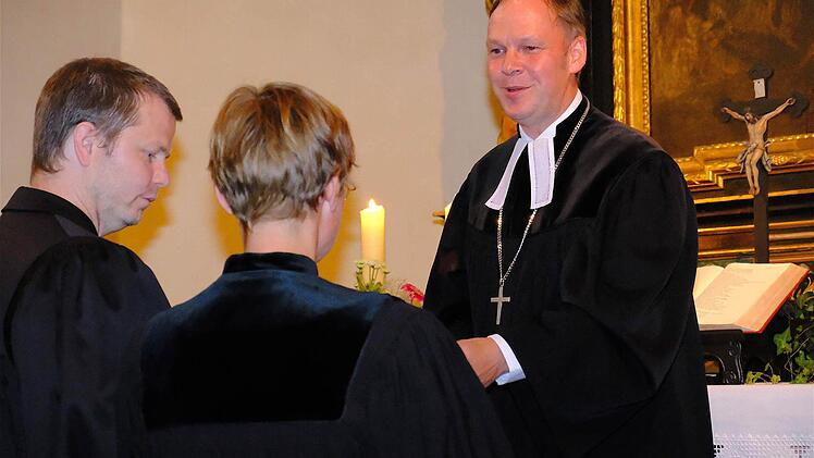 Thomas Braun (von links), Dr. Katharina Eberlein-Braun und Dekan Till Roth. Foto: Gerd Schaar