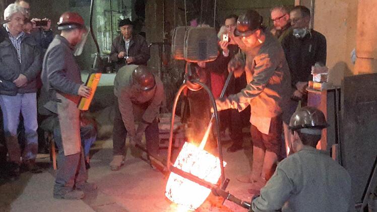 Die heiße Phase hat begonnen. Die sogenannte Glockenspeise verfügt über die nötige Temperatur und kann zum Gussofen befördert werden. Glockengießen ist eine Kunst, die immer noch von Hand ausgeführt wird.Foto: Rolf Pralle