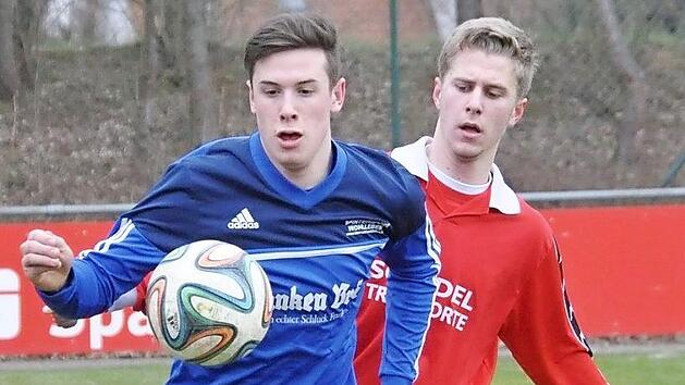 Lukas Riedel (im blauen Trikot des FC Mitwitz) verst&auml;rkt in der kommenden Saison den SCW Obermain.  Foto: Herbert Kalb/Archiv