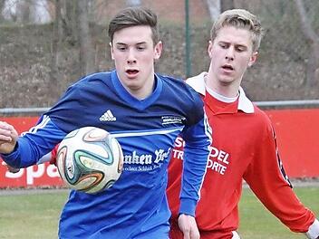 Lukas Riedel (im blauen Trikot des FC Mitwitz) verstärkt in der kommenden Saison den SCW Obermain.  Foto: Herbert Kalb/Archiv