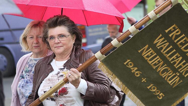Gudrun Kalter trug im Auftrag des Seelsorgebereich Kronach Süd die Friedensstandarte beim Einzug ins Gotteshaus.