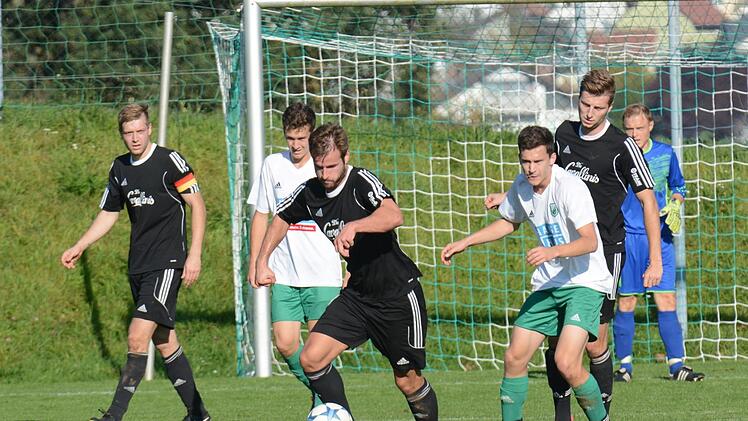 Die Dominanz, die der Ramsthaler Timo Kaiser (am Ball) in dieser Szene ausstrahlt, war auch auf die Partie in Untererthal zu übertragen.ssp