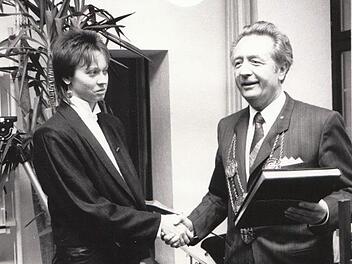 Eröffnung vor 30 Jahren: Bürgermeister Elmar Hartung und Bibliotheksleiterin Karin Wengerter.Stadtbibliothek
