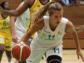 Längst hat sich Eva Marschall (vorn) als verlässliche Kraft im DJK-Team erwiesen. In Speyer versenkte sie ihren ersten Dreier im Bamberger Trikot. Foto: sportpress
