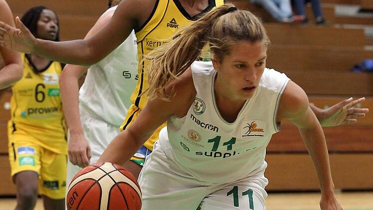 Längst hat sich Eva Marschall (vorn) als verlässliche Kraft im DJK-Team erwiesen. In Speyer versenkte sie ihren ersten Dreier im Bamberger Trikot. Foto: sportpress