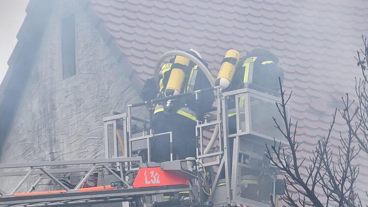 In Zirndorf ist ein Feuer in einer Gartenhütte ausgebrochen. Die Flammen gingen sogar bis auf das Wohnhaus über, ehe die Feuerwehr den Brand unter Kontrolle bekommen konnte. Foto: NEWS5 / Maurer