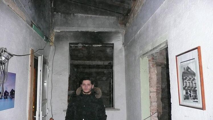 Martirosian Nikolaos in den Räumen seiner Gaststätte, die nach dem Brand eher einem Rohbau ähneln.  Fotos: Ramona Popp