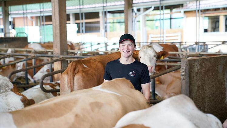 Lukas Schütz inmitten seiner Kühe. Foto: Adriane Lochner