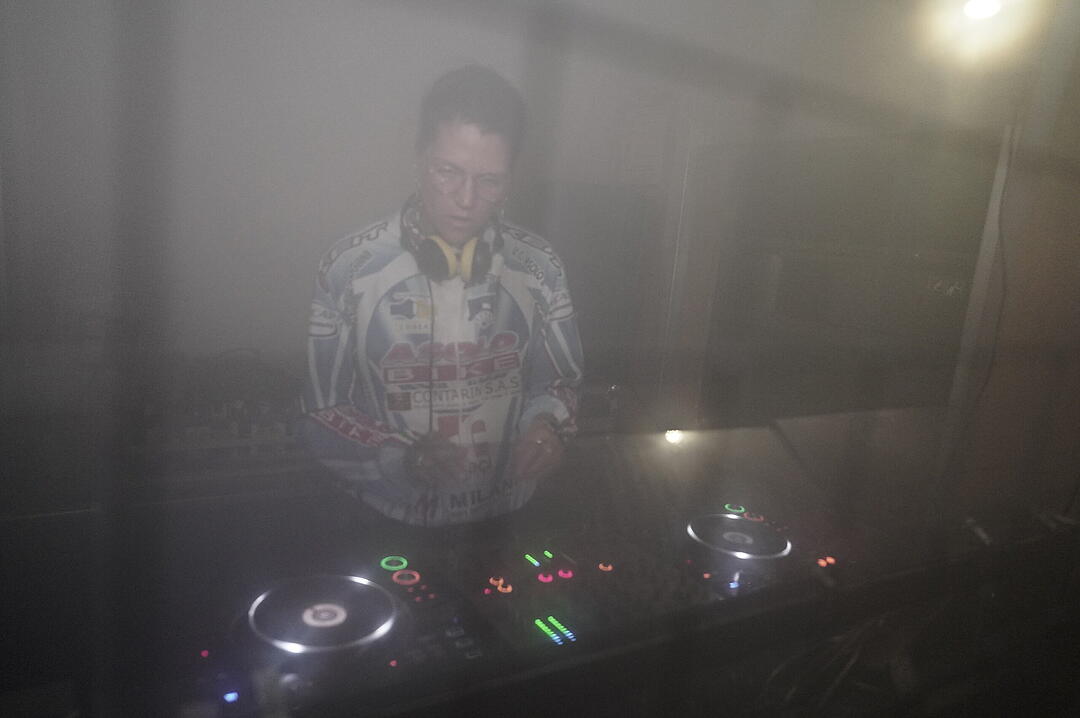 Party im Zug - Raver*innen tanzen zu Techno-Beats