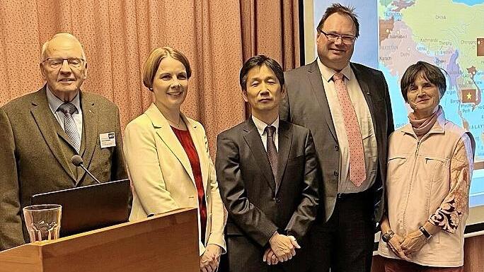 Unser Foto zeigt (von links) Sektionsleiter Ulrich Feldmann, Dr. Alexandra Sakaki von der Stiftung Wissenschaft und Politik, Generalkonsul Lenishi Bessho, Udo Beireis und Barbara Lohhof vom Vorstand des Deutsch-Japanischen Forums in Würzburg.