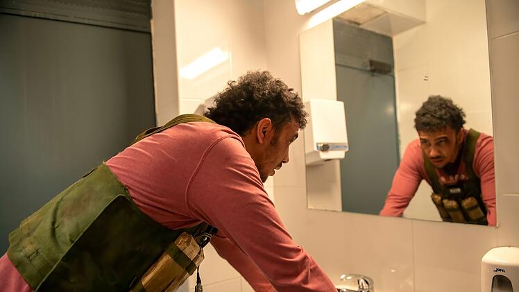 Der Attent&auml;ter Hamza (Nourdin Batan) ist von dem Tatort des Terroranschlags geflohen.