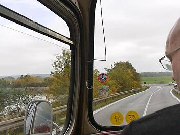 Die Panoramascheiben des historischen Busses bieten einen weiten Blick über den Aischgrund  zwischen Neuhaus und Gremsdorf.  Werner Vogel steuert das Gefährt mit 132 PS   quer durch den Landkreis. Foto: Pauline Lindner