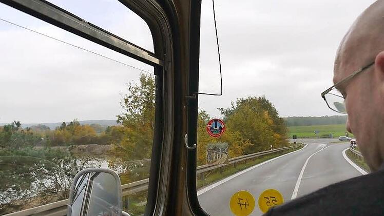 Die Panoramascheiben des historischen Busses bieten einen weiten Blick über den Aischgrund  zwischen Neuhaus und Gremsdorf.  Werner Vogel steuert das Gefährt mit 132 PS   quer durch den Landkreis. Foto: Pauline Lindner