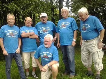 Die Mittwochswanderer: (v. l.) Eberhard Schelle, Helmut Röhrig, Hans Reinert, Peter Skrodzki, Oskar Link, vorne Bernhard Vogel  Foto: Birgit Will
