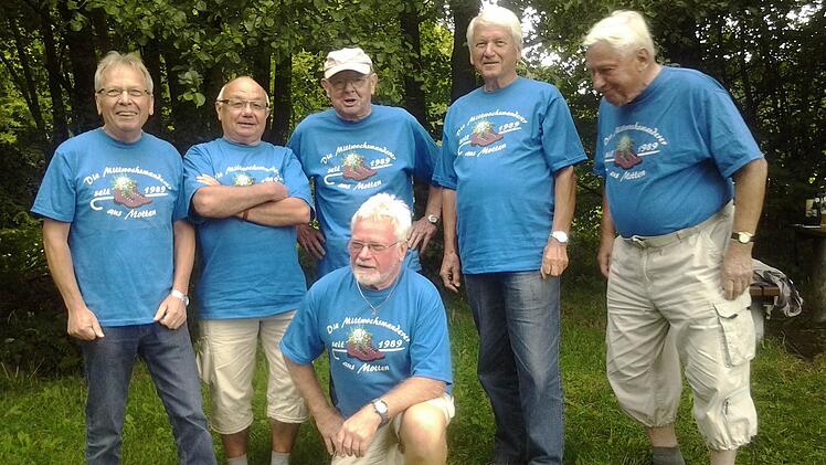 Die Mittwochswanderer: (v. l.) Eberhard Schelle, Helmut Röhrig, Hans Reinert, Peter Skrodzki, Oskar Link, vorne Bernhard Vogel  Foto: Birgit Will