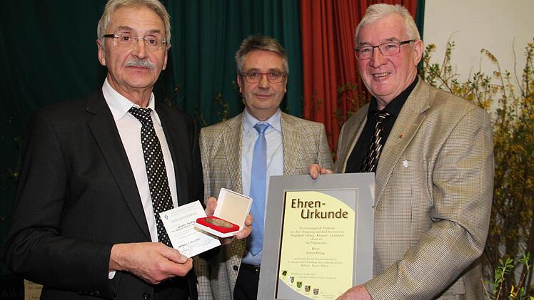 Geschäftsführer Hermann Neubauer (Mitte) und der Vize-Präsident des Fränkischen Sängerbundes Walter O. Neumann (re.) überreichten an Vorsitzenden Günter Freitag (li.) die Melchior Franck Plakette. Foto: Gerda Völk