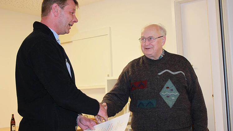 Auch Herbert Wolfschmitt nahm erfreut seine Urkunde für 60 Jahre Mitgliedschaft in der Kolpingfamilie Ebern entgegen.