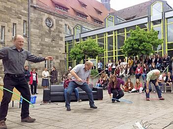 Um ihre geklauten Gegenstände zurückzuerhalten, mussten die Lehrer am Forchheimer Herder-Gymnasium Geschick mit dem Hula-Hoop-Reifen beweisen. Foto: Luisa Hölzel